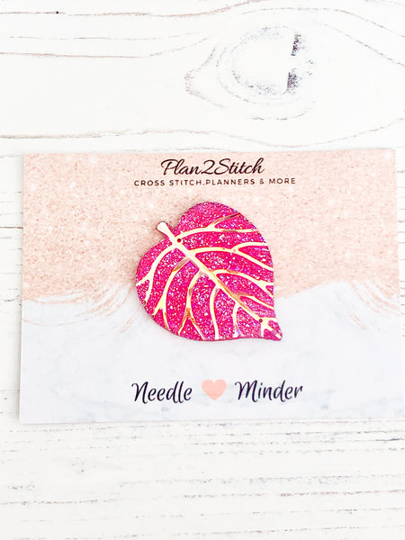 Pink Sparkly Leaf Needle Minder